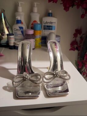 Bow tie heels